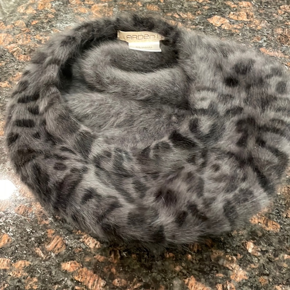 🌿Arden B faux fur animal print beany hat🌿 - Picture 4 of 5